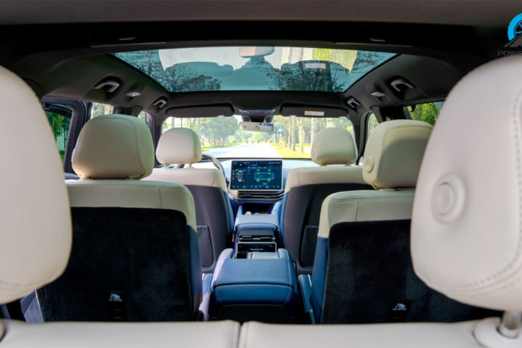 Mệt mỏi với cái nóng bên trong xe, nhiều chủ xe đã cố gắng tìm kiếm các phương án độ, chế nhằm che đi trần kính. Sắp tới, VinFast cũng sẽ bán ra phụ kiện riêng giúp khách hàng che đi trần kính trên VF9 Plus nếu không cần thiết. Tuy nhiên, bản chất tấm kính vẫn là vật liệu hấp thụ nhiệt rất lớn nên dù có thể giảm nhiệt bằng cách che đi nhưng vẫn không thể nào bằng trần kim loại thông thường.