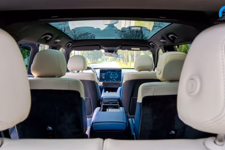 Mệt mỏi với cái nóng bên trong xe, nhiều chủ xe đã cố gắng tìm kiếm các phương án độ, chế nhằm che đi trần kính. Sắp tới, VinFast cũng sẽ bán ra phụ kiện riêng giúp khách hàng che đi trần kính trên VF9 Plus nếu không cần thiết. Tuy nhiên, bản chất tấm kính vẫn là vật liệu hấp thụ nhiệt rất lớn nên dù có thể giảm nhiệt bằng cách che đi nhưng vẫn không thể nào bằng trần kim loại thông thường.