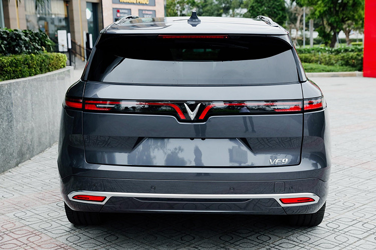 Trong khi đó, VinFast VF9 Plus phiên bản trần kim loại 6 chỗ có giá 1.595.130.000 đồng dành cho khách hàng tiên phong và 1.708.230.000 đồng cho khách hàng thường nếu thuê pin. Giá bán kèm pin là 1.825.130.000 đồng dành cho khách hàng tiên phong và 2.201.230.000 đồng đối với khách hàng thường.