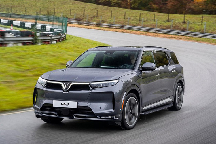 Trần kính toàn cảnh trên Vinfast VF9 phiên bản Plus cao cấp nhất luôn là điểm nhấn gây nhiều tranh cãi trong cộng đồng người dùng ôtô điện VinFast ở Việt Nam. Hầu hết mọi người đều ngưỡng mộ vẻ đẹp đầy mê hoặc và cảm giác thoáng đãng mà trần kính toàn cảnh mang lại trong những ngày mát trời hay về đêm.