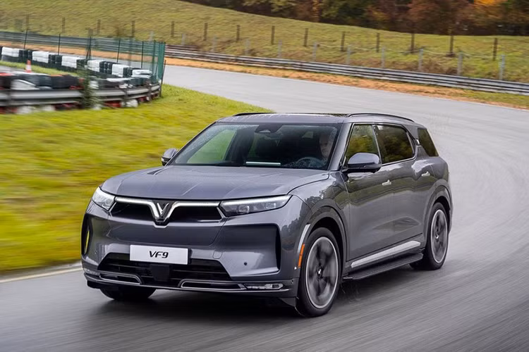 Trần kính toàn cảnh trên Vinfast VF9 phiên bản Plus cao cấp nhất luôn là điểm nhấn gây nhiều tranh cãi trong cộng đồng người dùng ôtô điện VinFast ở Việt Nam. Hầu hết mọi người đều ngưỡng mộ vẻ đẹp đầy mê hoặc và cảm giác thoáng đãng mà trần kính toàn cảnh mang lại trong những ngày mát trời hay về đêm.