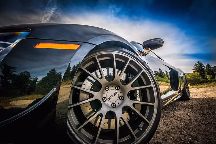 Bên cạnh đó, mẫu R8 GT có màu đen bóng cực đẹp này cũng được trang bị bộ la zăng của Stasis cùng hệ thống phanh của Statis.