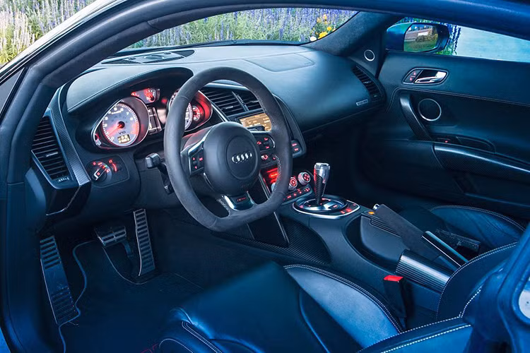 Nội thất tiêu chuẩn Alcantara cùng da chất lượng Nappa. Nhiều chi tiết bao gồm, mặt đồng hồ trắng, logo xe có màu trắng mờ nổi bật trên màu đen của sợi các-bon tăng cường. 