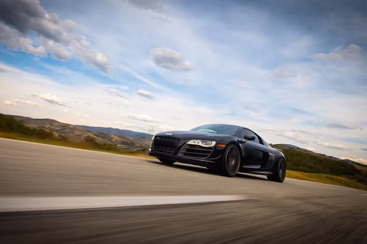 Chiếc Audi R8 GT này cũng đã đi được kha khá với con số 17.294 dặm và đang được một chủ sở hữu tại Mỹ rao bán với giá 175.000 USD (Khoảng 4 tỷ đồng), gần bằng với phiên bản R8 2016.