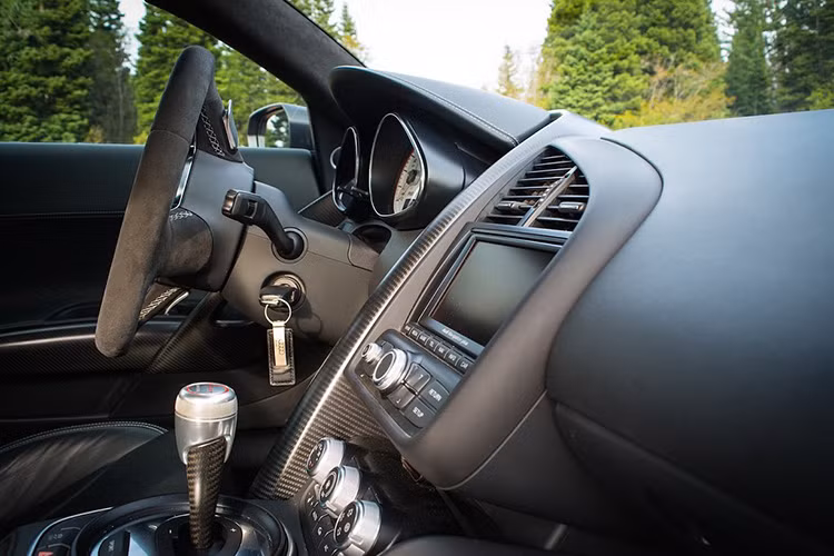 Nội thất không có nhiều thay đổi, vẫn mang màu đen có thể tô điểm bằng những đường khâu màu ghi titanium hoặc đỏ thẫm.