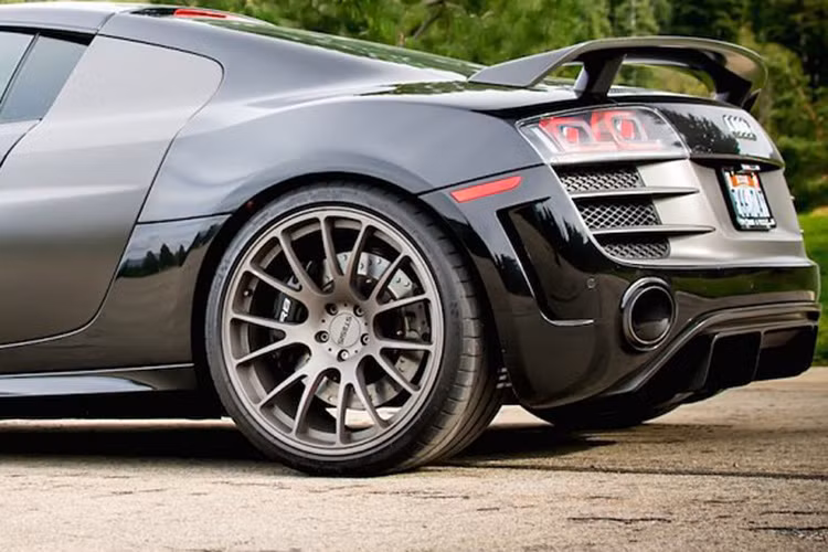 Ngoài ra, phiên bản đặc biệt này còn được trang bị hệ thống lò xo treo TTX của Ohlins, hệ thống ống xả của Capristo cùng bộ làm mát bằng dầu của Audi R8 LMS.