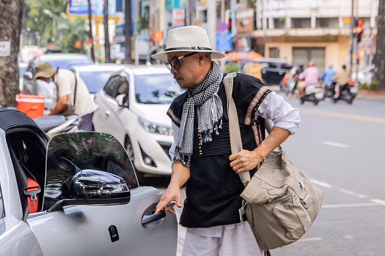 Chiếc xe thể thao mui trần Mazda MX-5 Miata của Đặng Lê Nguyên Vũ thuộc thế hệ thứ 3 và sở hữu bộ áo màu bạc nhưng nhiều khả năng được dán đề-can, nắp capô có điểm nhấn với màu đen nhám và dòng chữ Miata màu trắng nằm trên. Mui xe màu đen nhám, khá hợp với bộ áo bạc của xe.