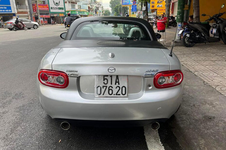 Hệ thống treo và hộp số của Mazda MX-5 Miata thế hệ thứ 3 bản nâng cấp giữa vòng đời đã được tinh chỉnh, mang lại khả năng chuyển số mượt mà hơn và hộp số tự động sẽ lần đầu tiên được giới thiệu ở Châu Âu.