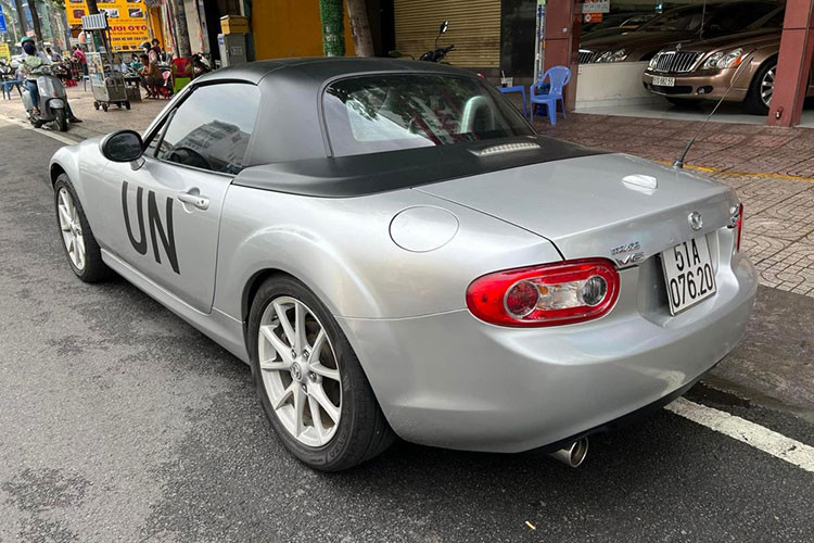 Điểm nhấn trên chiếc Mazda MX-5 Miata thế hệ cũ của ông Đặng Lê Nguyên Vũ chính là dòng chữ UN màu đen bên cửa xe, phong cách chơi xe rất đặc trưng của đại gia ngành cà phê trong gần 2 năm qua.