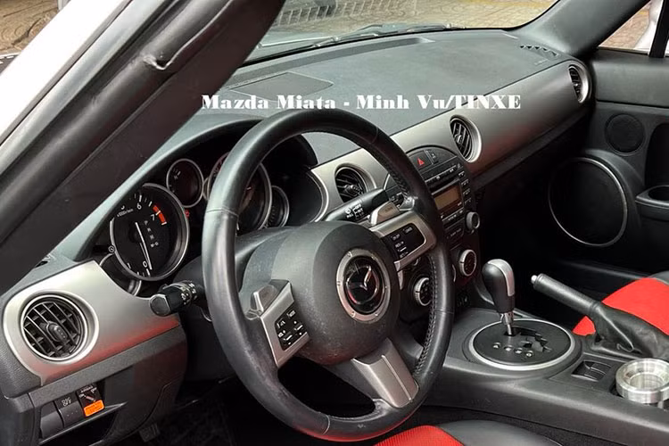 Bên trong khoang lái, Mazda MX-5 Miata bản nâng cấp giữa vòng đời có bảng điều khiển với các tính năng tối hơn và đồ họa được thiết kế lại cho đồng hồ đo. Để tạo thêm không gian để chân trong cabin, phần lồi ra khỏi các túi cửa đã được loại bỏ. Xe của ông Vũ có nội thất 2 màu đỏ đen, doanh nhân này độ thêm hộc để đựng khay cà phê và tàn xì gà, 2 bảo bối tối quan trọng luôn đi theo doanh nhân này. 
