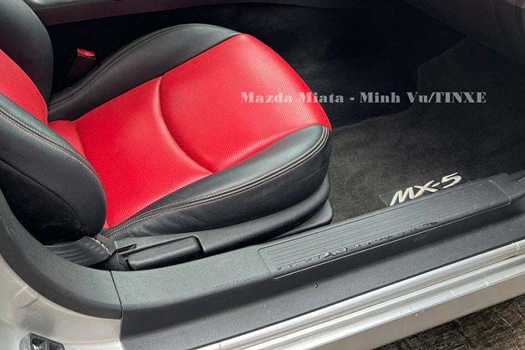 Còn chiếc xe Mazda MX-5 Miata thế hệ thứ 3 của ông Đặng Lê Nguyên Vũ sử dụng số tự động, vì thế, sức mạnh của công suất chỉ còn 158 mã lực tại vòng tua máy 6.700 vòng/phút và mô-men xoắn cực đại 190 Nm tại vòng tua 5.000 vòng/phút.