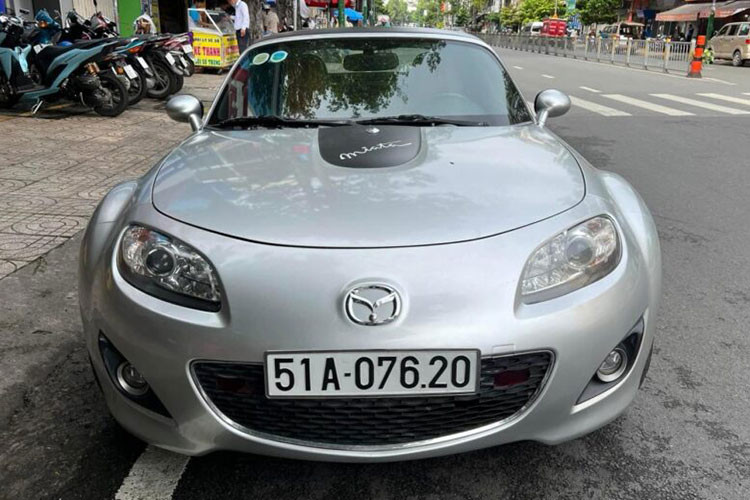 Các trang bị an toàn cho xe Mazda MX-5 thế hệ thứ 3 là hệ thống phanh đĩa cho cả 4 bánh, chống bó cứng phanh ABS và phân bổ lực phanh điện tử EBD, kiểm soát tốc độ Cruise control, trợ lực lái tích hợp cảm biến tốc độ và hệ thống ổn định thân xe.