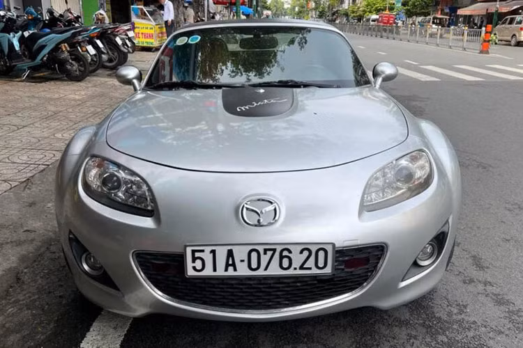 Các trang bị an toàn cho xe Mazda MX-5 thế hệ thứ 3 là hệ thống phanh đĩa cho cả 4 bánh, chống bó cứng phanh ABS và phân bổ lực phanh điện tử EBD, kiểm soát tốc độ Cruise control, trợ lực lái tích hợp cảm biến tốc độ và hệ thống ổn định thân xe.