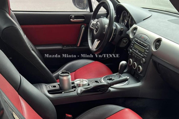 Mazda MX-5 thế hệ thứ 3 sở hữu khối động cơ I4, dung tích 2.0 lít, phun nhiên liệu điện tử, sản sinh ra công suất tối đa 168 mã lực tại vòng tua máy 7.000 vòng/phút và mô-men xoắn cực đại 190 Nm tại vòng tua 5.000 vòng/phút, thông số này đối với hộp số tay 5 cấp.