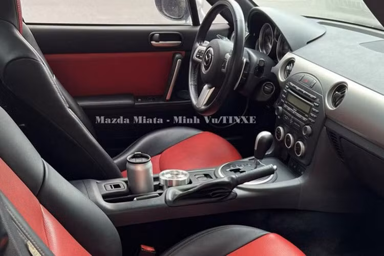 Mazda MX-5 thế hệ thứ 3 sở hữu khối động cơ I4, dung tích 2.0 lít, phun nhiên liệu điện tử, sản sinh ra công suất tối đa 168 mã lực tại vòng tua máy 7.000 vòng/phút và mô-men xoắn cực đại 190 Nm tại vòng tua 5.000 vòng/phút, thông số này đối với hộp số tay 5 cấp.