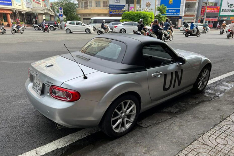 Xe được trang bị đèn sương mù của xe được tích hợp thêm hốc gió bên hông kết hợp cùng lưới tản nhiệt của xe tạo cảm giác cho người xem như gương mặt cười. Vòng ra phía đuôi xe, Mazda MX-5 Miata NC bản nâng cấp giữa vòng đời có đèn hậu chỉnh sửa nhẹ và cản va sau thể thao. Xe được trang bị ống xả tròn, đặt đối xứng 2 bên.