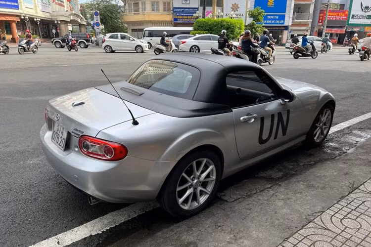 Xe được trang bị đèn sương mù của xe được tích hợp thêm hốc gió bên hông kết hợp cùng lưới tản nhiệt của xe tạo cảm giác cho người xem như gương mặt cười. Vòng ra phía đuôi xe, Mazda MX-5 Miata NC bản nâng cấp giữa vòng đời có đèn hậu chỉnh sửa nhẹ và cản va sau thể thao. Xe được trang bị ống xả tròn, đặt đối xứng 2 bên.