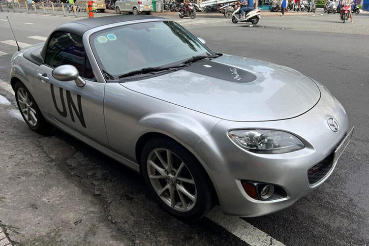 Đây không phải lần đầu tiên giới mê xe nhìn thấy ông Đặng Lê Nguyên Vũ cầm lái Mazda MX-5 Miata đời cũ, điều này cho thấy, chiếc xe thể thao đến từ xứ sở hoa anh đào có những hấp dẫn riêng, khiến nhà sưu tập xe lớn nhất Việt Nam phải để mắt đến. Đây là chiếc Mazda MX-5 Miata thế hệ thứ 3, thuộc bản nâng cấp giữa vòng đời từng được nhà phân phối Thaco bán chính hãng từ 1,66 tỷ đồng. 
