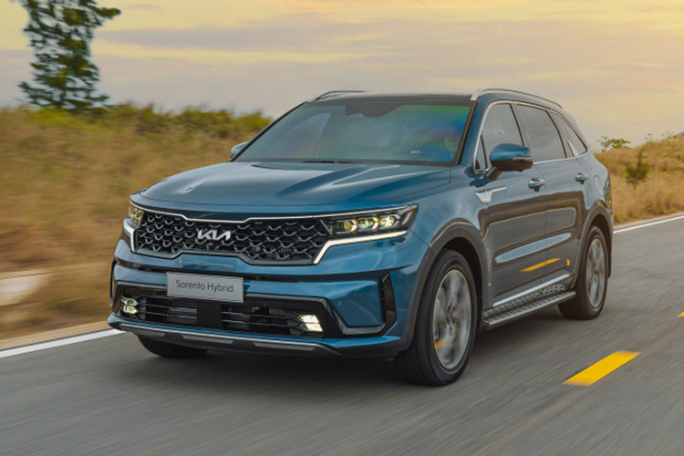 Trong cuộc cạnh tranh gay gắt trong phân khúc SUV 7 chỗ, Kia Sorento cũng đã thực hiện động thái giảm giá niêm yết cho 8 trong tổng số 12 phiên bản được phân phối tại Việt Nam, đánh dấu một lựa chọn mà Toyota Fortuner cần phải cảnh giác.