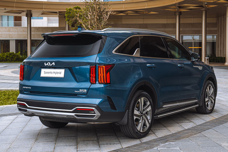 Mức giảm giá xe Kia Sorento không quá lớn, chỉ nằm trong khoảng từ 20 đến 60 triệu đồng. Dù vậy, Sorento vẫn duy trì vị trí là mẫu xe có giá cao thứ ba trong phân khúc, với phiên bản 2.2D Luxury tiêu chuẩn hiện có giá 979 triệu đồng, chỉ đứng sau Isuzu mu-X với giá 910,8 triệu đồng và Mazda CX-8 có giá 949 triệu đồng.