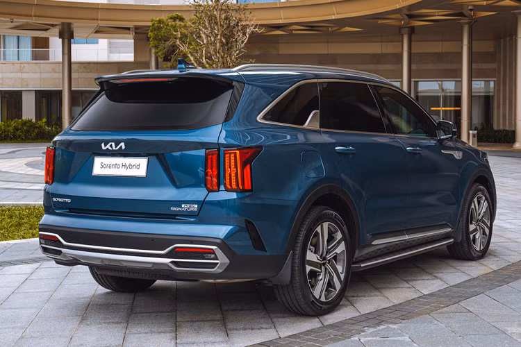Mức giảm giá xe Kia Sorento không quá lớn, chỉ nằm trong khoảng từ 20 đến 60 triệu đồng. Dù vậy, Sorento vẫn duy trì vị trí là mẫu xe có giá cao thứ ba trong phân khúc, với phiên bản 2.2D Luxury tiêu chuẩn hiện có giá 979 triệu đồng, chỉ đứng sau Isuzu mu-X với giá 910,8 triệu đồng và Mazda CX-8 có giá 949 triệu đồng.