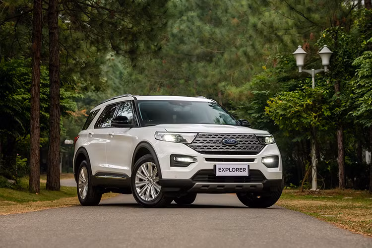 Ford Explorer cũng gây áp lực lên các đối thủ cạnh tranh khi vừa được nhà phân phối âm thầm giảm giá bán hơn 400 triệu đồng, đưa giá bán của xe về mức 1,999 tỷ đồng. Đây là mức giảm giá Ford Explorer sâu nhất kể từ khi bán ở thị trường Việt Nam bởi thị trường đang khó khăn. 