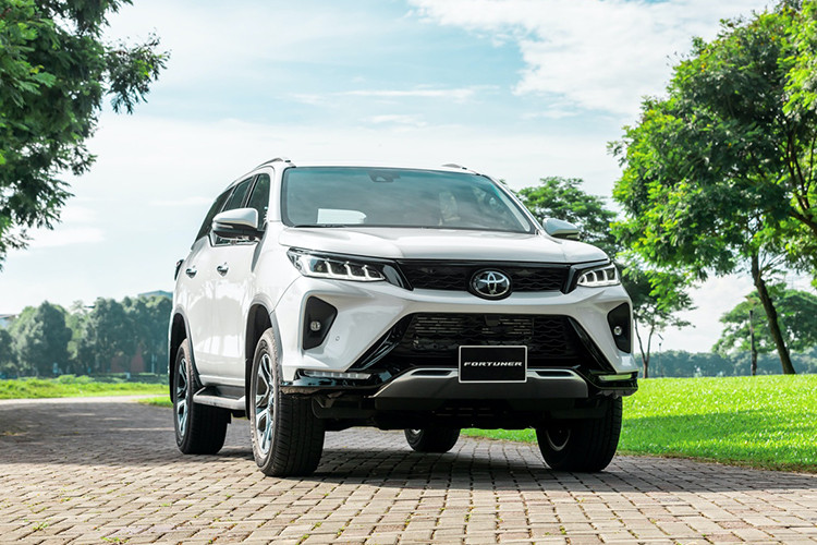 Đầu năm 2024, Toyota Việt Nam đã tiến hành hai lần điều chỉnh giá đối với dòng xe Fortuner, với mức giảm đáng kể từ 64 đến 120 triệu đồng, đưa giá niêm yết mới của xe về mức 1,055 đến 1,35 tỷ đồng.