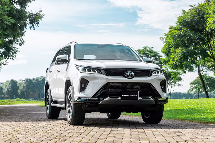 Đầu năm 2024, Toyota Việt Nam đã tiến hành hai lần điều chỉnh giá đối với dòng xe Fortuner, với mức giảm đáng kể từ 64 đến 120 triệu đồng, đưa giá niêm yết mới của xe về mức 1,055 đến 1,35 tỷ đồng.