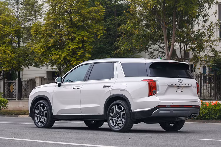 Trong khi đó, Hyundai Palisade Exclusive và Prestige có năm sản xuất 2024 nhận mức giảm giá ít hơn, khoảng 30 triệu đồng. Hiện giá bán của Hyundai Palisade Exclusive bản 7 chỗ là 1,469 tỷ đồng; Palisade Prestige giá 1,559 tỷ đồng (bản 7 chỗ) và 1,589 tỷ đồng (bản 6 chỗ).