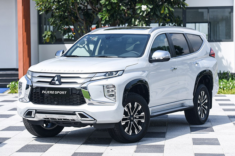 Tương tự, Mitsubishi Pajero Sport áp dụng chiến lược khuyến mãi khác biệt, bằng cách hỗ trợ 50% lệ phí trước bạ, với giá trị từ 56,5 đến 68,5 triệu đồng, kèm theo 1 năm bảo hiểm vật chất, có giá trị gần 20 triệu đồng. Ưu đãi này dành riêng cho khách hàng mua phiên bản Pajero Sport sử dụng động cơ dầu và hộp số tự động.