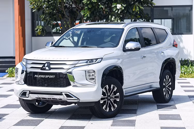 Tương tự, Mitsubishi Pajero Sport áp dụng chiến lược khuyến mãi khác biệt, bằng cách hỗ trợ 50% lệ phí trước bạ, với giá trị từ 56,5 đến 68,5 triệu đồng, kèm theo 1 năm bảo hiểm vật chất, có giá trị gần 20 triệu đồng. Ưu đãi này dành riêng cho khách hàng mua phiên bản Pajero Sport sử dụng động cơ dầu và hộp số tự động.
