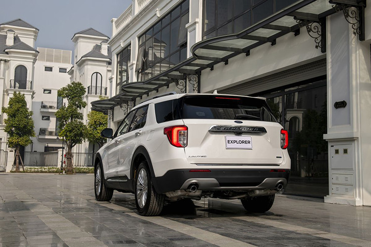 Đáng chú ý, Ford Explorer thế hệ thứ 6 giới thiệu tại Việt Nam đã bị loại bỏ 3 trang bị: lốp tự vá được thay thế bằng loại lốp thông thường, không có tính năng đóng/mở cốp rảnh tay và thiếu bộ phận điều chỉnh điều hòa ở hàng ghế sau. Các phiên bản của Ford Explorer đang bán ra tại Việt Nam được nhập khẩu nguyên chiếc từ Mỹ.