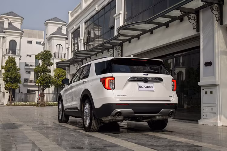 Đáng chú ý, Ford Explorer thế hệ thứ 6 giới thiệu tại Việt Nam đã bị loại bỏ 3 trang bị: lốp tự vá được thay thế bằng loại lốp thông thường, không có tính năng đóng/mở cốp rảnh tay và thiếu bộ phận điều chỉnh điều hòa ở hàng ghế sau. Các phiên bản của Ford Explorer đang bán ra tại Việt Nam được nhập khẩu nguyên chiếc từ Mỹ.