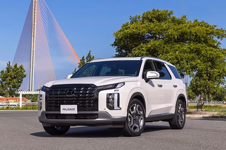 Theo khảo sát, trong phân khúc SUV 7 chỗ tại Việt Nam thì mẫu Hyundai Palisade giảm giá bán lên tới 80 triệu đồng, áp dụng cho các phiên bản có số VIN 2023. Cụ thể, giá bán của phiên bản Palisade Exclusive 6 chỗ được giảm 80 triệu đồng, đưa giá bán của xe sau giảm giá về hơn 1,4 tỷ đồng. Giá bán niêm yết của phiên bản này là 1,479 tỷ đồng.