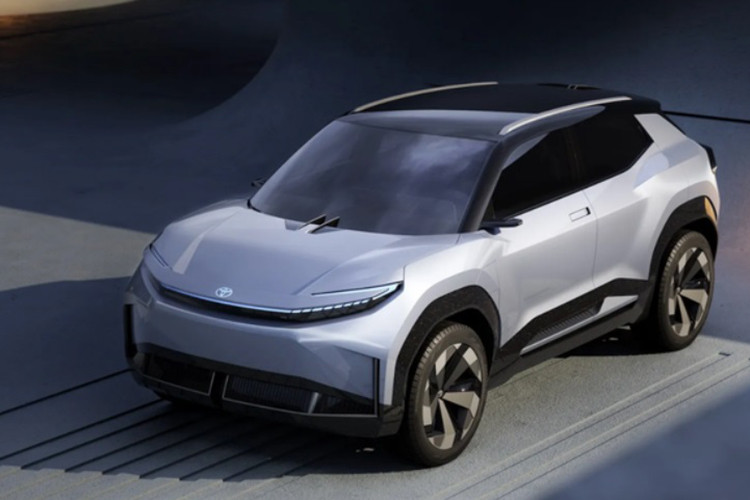 Ngoài ra, Toyota dự kiến cũng sẽ ra mắt dòng xe điện (EV) mới nhưng là phiên bản Rebadge (bản sao khác logo) của mẫu Maruti Suzuki eVX sắp ra mắt. Trong đó, hãng nhấn mạnh vào việc mẫu EV mới này sẽ sở hữu tầm hoạt động là hơn 550 km cho một lần sạc đối với phiên bản cao cấp nhất.