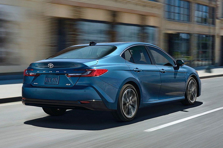 Cuối cùng là Toyota Camry 2025 phiên bản Facelift với thiết kế giao diện đầu xe lấy cảm hứng từ mẫu sedan hạng sang nội địa Crown 2024 mới nhất cùng nhiều tinh chỉnh khác về ngoại thất.