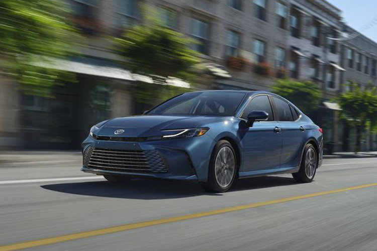 Hệ truyền động hybrid cũng sẽ được trạng bị trên mẫu Camry mới với 2 cấu hình điện hóa đều xoay quanh động cơ 2.5L I-4 nhưng khác nhau ở dẫn động cầu trước và 2 cầu với công suất 225 hoặc 232 mã lực.