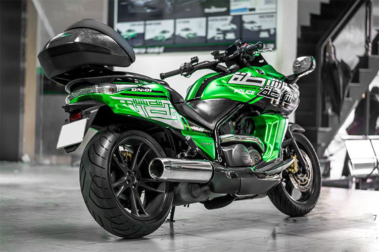 Ngoài việc độ thêm dàn áo đầy phong cách, chiếc xe không có gì thay đổi so với nguyên bản trước đây. Phần đầu xe vẫn là hệ thống đèn đôi chiếu sáng dạng projector cỡ lớn, phía sau là cụm tay lái được vươn dài xuống phía dưới. Phía sau kính chắn gió, trực diện và dễ dàng quan sát là hệ thống đồng hồ hiển thị dạng LCD... 