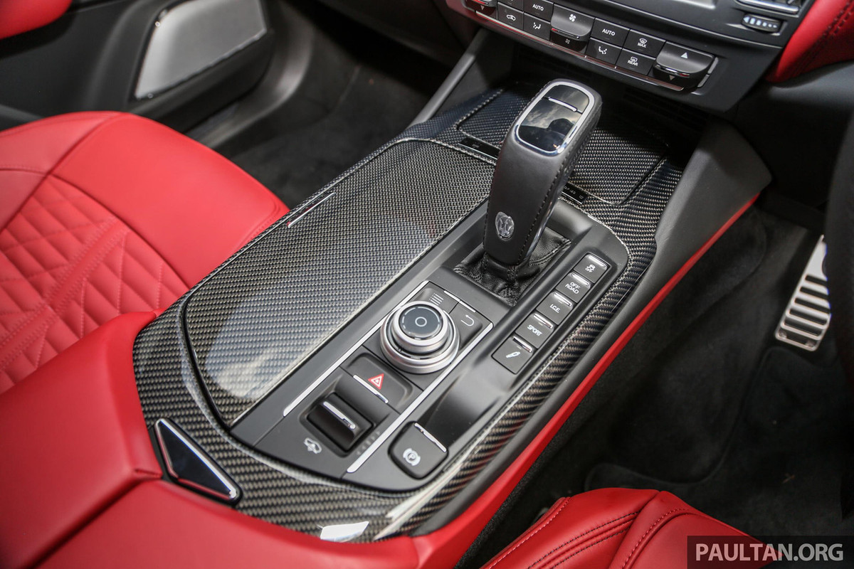 Ghế xe tích hợp tính năng sưởi ấm/làm mát và có biểu tượng “đinh ba” được thêu ở phần tựa đầu. Một tấm biển kim loại khắc số thứ tự gắn trên bảng điều khiển cùng các miếng ốp sợi carbon giúp tổng thể nội thất trở nên sang trọng hơn.