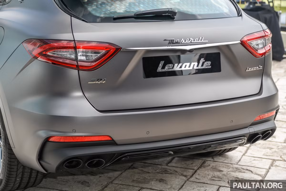 Về màu sắc, Levante Vulcano của Maserati chỉ có duy nhất phiên bản màu xám mờ Grigio Lava độc quyền. Bộ mâm hợp kim 21 inch hiệu Helios sơn nhám có thiết kế 5 chấu hình chữ Y, đi kèm kẹp phanh sơn đỏ nổi bật. 