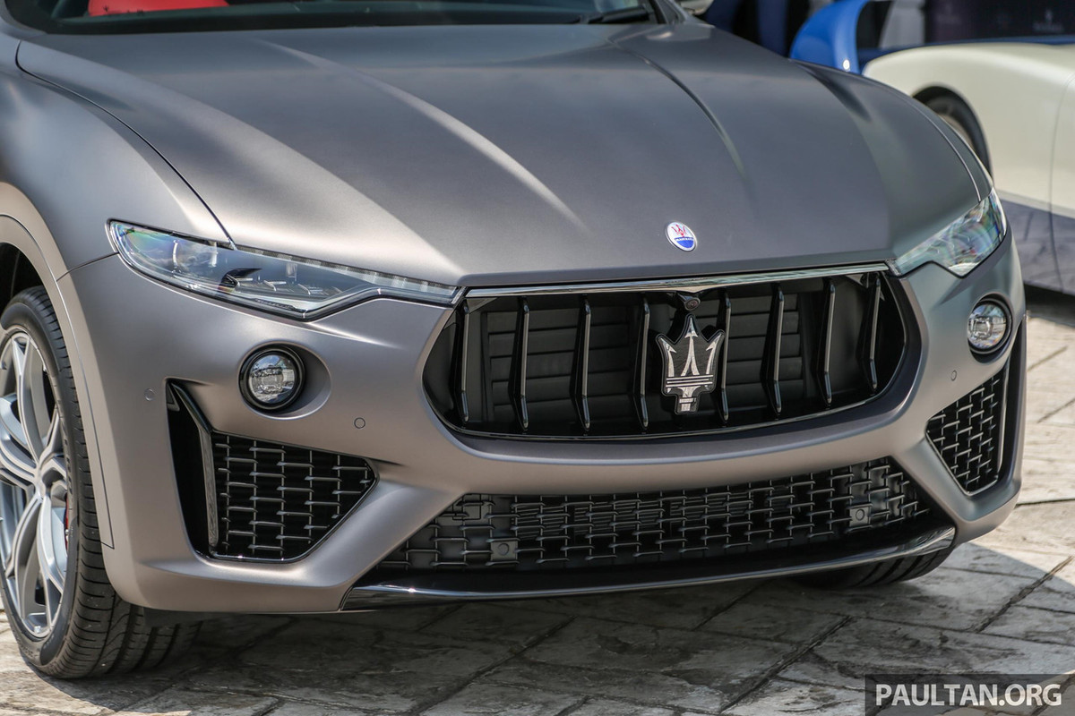 Ở bên ngoài, gói phụ kiện GranSport giúp tăng thêm tính thể thao cho “thần lửa” Levante Vulcano thông qua những tinh chỉnh ở cản trước, lưới tản nhiệt và các hốc hút gió. Gói Nerissimo bổ sung một số điểm nhấn màu đen cho xe, trong đó có lưới tản nhiệt mạ chrome đen và cặp ống xả kép tối màu ở phía sau.