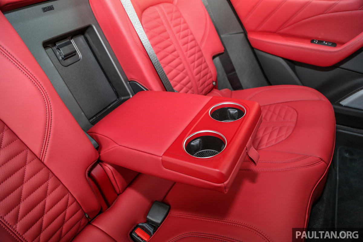 Các trang bị đáng chú ý khác của Levante Vulcano gồm có đèn pha thích ứng dạng LED Matrix, tính năng sập cửa tự động, cảm biến hỗ trợ đỗ xe trước/sau, camera 360 độ và hệ thống âm thanh Bowers &amp; Wilkins cao cấp.