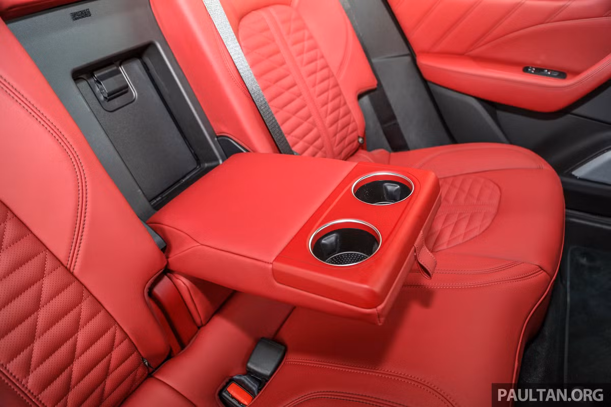 Các trang bị đáng chú ý khác của Levante Vulcano gồm có đèn pha thích ứng dạng LED Matrix, tính năng sập cửa tự động, cảm biến hỗ trợ đỗ xe trước/sau, camera 360 độ và hệ thống âm thanh Bowers &amp; Wilkins cao cấp.