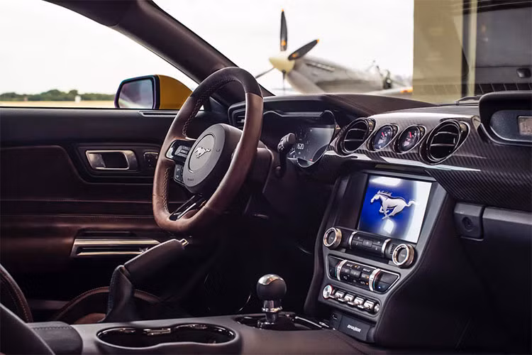 Các chi tiết trang trí khác bao gồm núm cần số được khắc bằng tay từ các chi tiết của chiếc tiêm kích Lockheed Martin F-35 Lightning và huy hiệu khắc bằng tay từ vật liệu nhôm, lấy từ một chiếc chiến đấu cơ Spitfire.