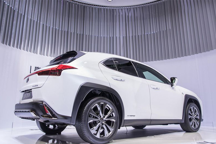 Lexus UX 2019 mới ra đời với phong cách thiết kế quyến rũ và thanh lịch vốn có của thuơng hiệu xe sang nhà Toyota. Xe có chiều dài 4.495mm (177 inch) và chiều dài cơ sở 2.640mm (103,9 inch) và bán kính quay vòng 2,8m rất nhanh nhạy để lái nó trong thành phố đông đúc.