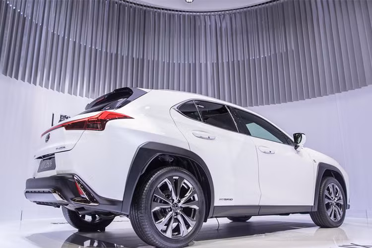 Lexus UX 2019 mới ra đời với phong cách thiết kế quyến rũ và thanh lịch vốn có của thuơng hiệu xe sang nhà Toyota. Xe có chiều dài 4.495mm (177 inch) và chiều dài cơ sở 2.640mm (103,9 inch) và bán kính quay vòng 2,8m rất nhanh nhạy để lái nó trong thành phố đông đúc.