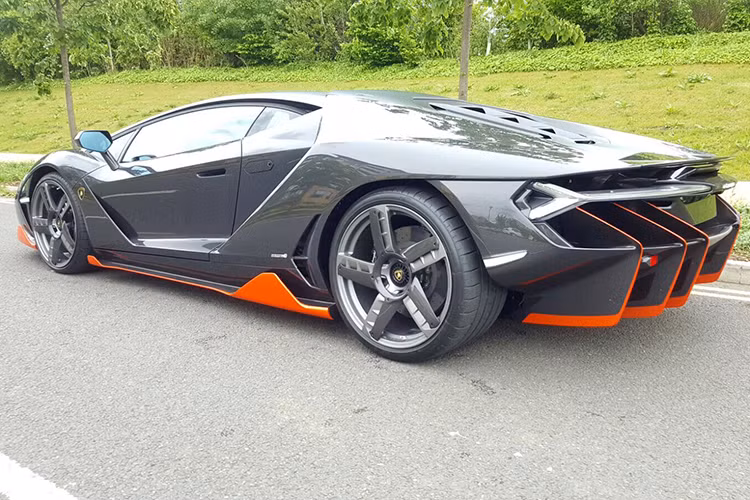 Các hốc hút gió phía trước được thiết kế chia làm 2 tầng, 2 khe thoát gió lớn nằm phía trên nắp ca-pô. Phần mui xe được làm thoải đều từ trước ra sau, 2 bên sườn là những hốc hút gió lớn, được phát triển dựa trên chiếc Aventador SV với khung xe monocoque sợi carbon và động cơ 6,5 lít, V12 hút khí tự nhiên.