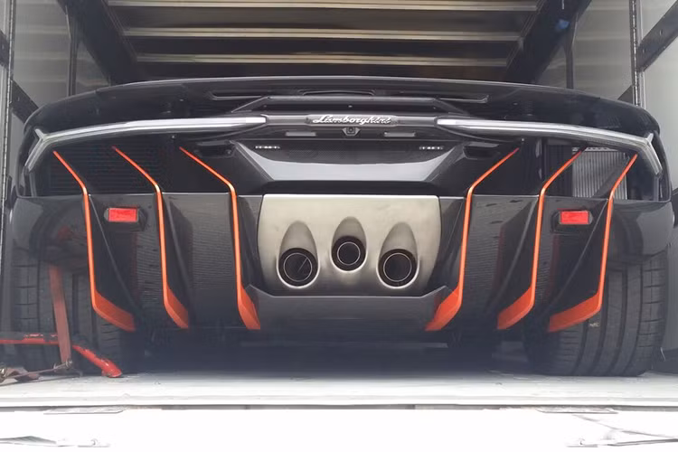 Ngoài ra, các chi tiết khí động học như cản trước, ốp lường xe, hút gió thân, khe thoát gió nắp ca-pô, cản sau và mui xe được sơn màu đỏ. Bộ mâm xe 5 chấu có thiết kế đặc biệt được sơn màu xám và kẹp phanh màu đen. Các phối 2 tông màu đen-đỏ tiếp tục được sử dụng trong khoang lái.