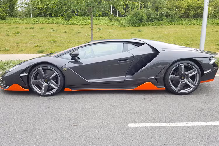 Centenario ra mắt lần đầu tại Geneva Motor Show diễn ra hồi 03/2016 để kỷ niệm sinh nhật lần thứ 100 của Ferruccio Lamborghini. Thiết kế của Lamborghini Centenario lấy cảm hứng từ siêu xe Aventador SV. Tuy nhiên, Lamborghini đã mang tới những chi tiết mới ở đầu và đuôi xe để tạo ra tính khí động học cao hơn giúp làm tăng hiệu năng khi vận hành.