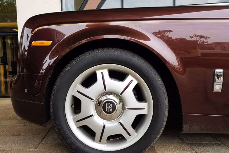 Hãng xe Anh quốc trang bị cho Phantom Oriental Sun bộ vành kích thước 21" rất lớn để phù hợp với độ lớn của chiếc xe. Vành này vẫn có thiết kế truyền thống không mấy kiểu cách và hiện đại như những chiếc xe sang khác. Hợp kim chiếm phần lớn la-zăng không để lộ ra phanh đĩa to bản phía trong, la-zăng là loại 7 chấu với lốp Good Year.